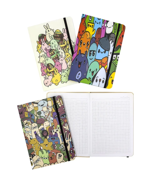 Cuatro cuadernos de conejos apilados con un cuaderno abierto mostrando sus hojas cuadriculadas y el cierre de caucho.