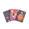 Tres cuadernos-agenda cuadriculados exhibiendo sus vibrantes carátulas con diseños de planetas y astronautas, cada uno con su práctico cierre de caucho.