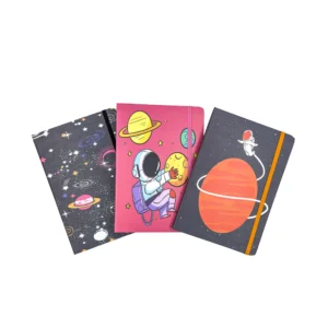 Tres cuadernos-agenda cuadriculados exhibiendo sus vibrantes carátulas con diseños de planetas y astronautas, cada uno con su práctico cierre de caucho.