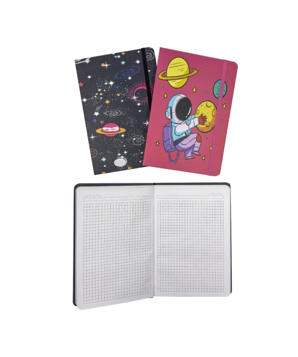 Tres cuadernos-agenda con diseños de planetas y astronautas, uno de ellos abierto revelando sus páginas cuadriculadas para planificación y el cierre de caucho.