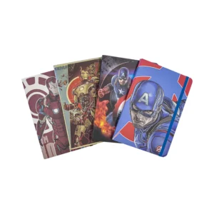 Cuatro cuadernos-agenda cuadriculados de héroes en fila, mostrando los dos diseños de superhéroes icónicos en sus carátulas, cada uno con su caucho de cierre.