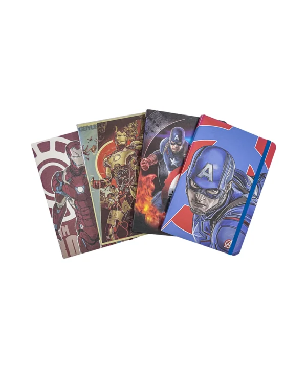 Cuatro cuadernos-agenda cuadriculados de héroes en fila, mostrando los dos diseños de superhéroes icónicos en sus carátulas, cada uno con su caucho de cierre.