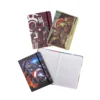 Cuatro cuadernos-agenda héroes apilados, con uno abierto revelando sus páginas cuadriculadas perfectas para planificación, y el cierre de caucho.