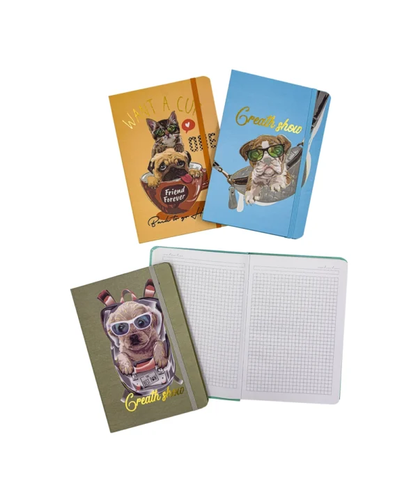 Cuatro cuadernos-agenda 'Perritos Trendy' apilados, con uno abierto revelando sus páginas cuadriculadas perfectas para organización, y el cierre de caucho.
