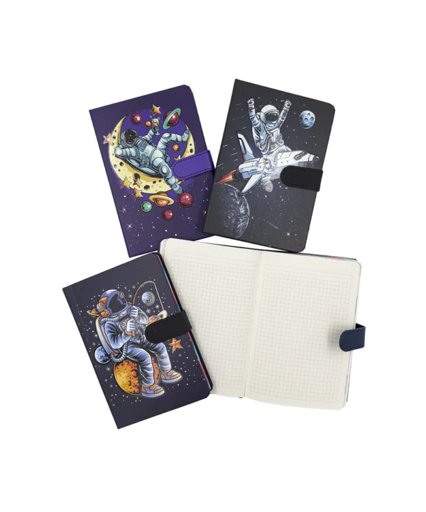 AG808-19_2 Agenda de notas con broche astronautas